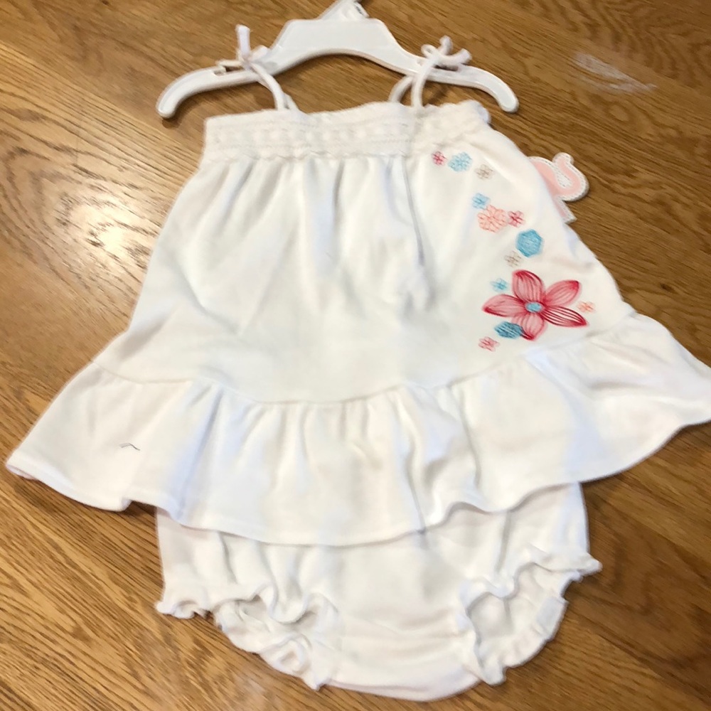 2 piece sun outfit with flowers on it